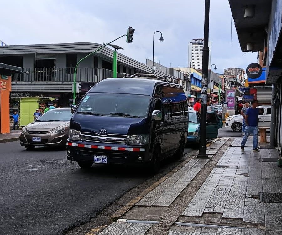 Vehicle identified in San José, Coca-Cola market (San José-Pavas bus terminal). Minivans operate as a popular transport mode in this area.